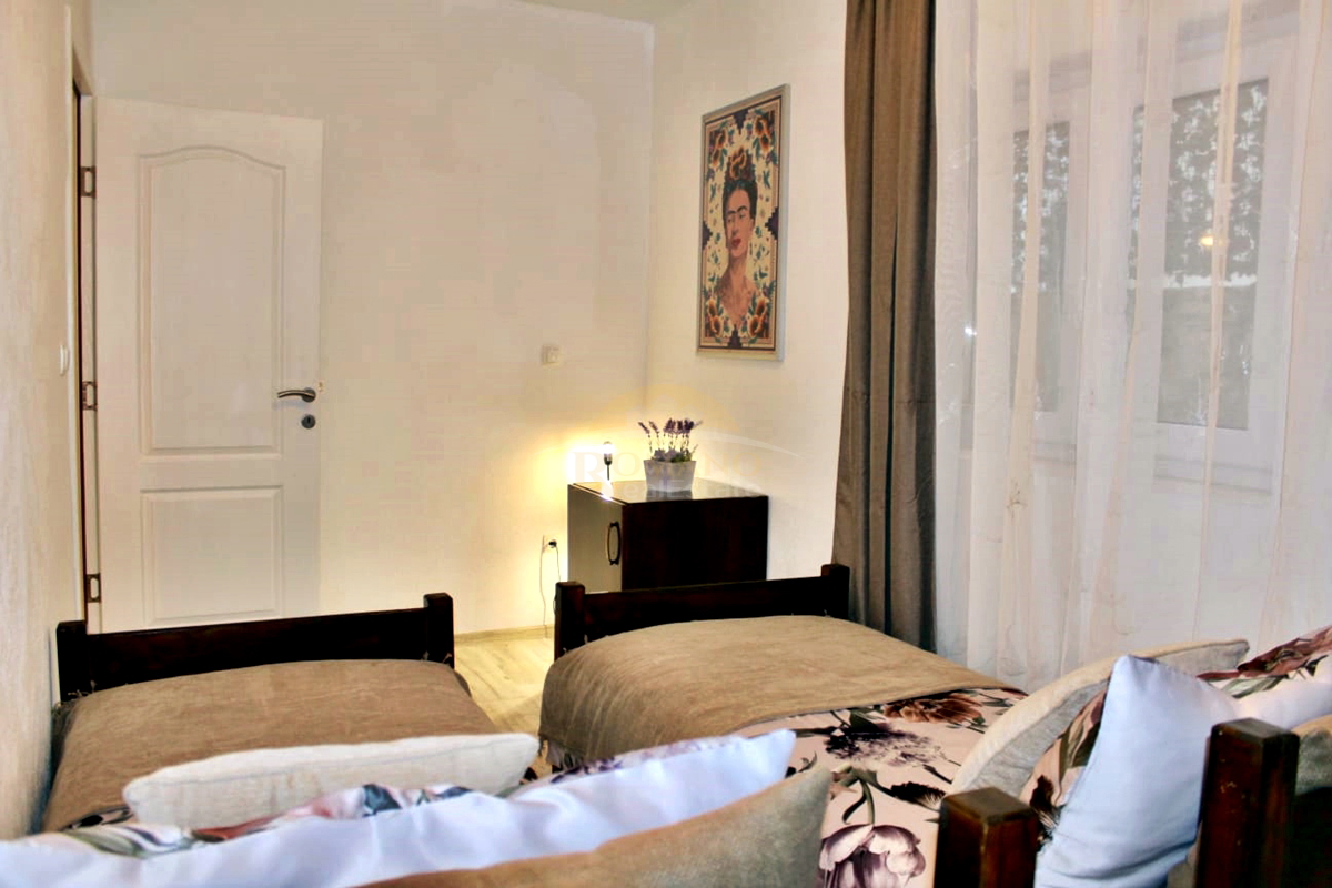 Appartamento al piano terra con terrazza e posto auto in garage